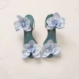 Vintage Manolo Blahnik flower kitten heels